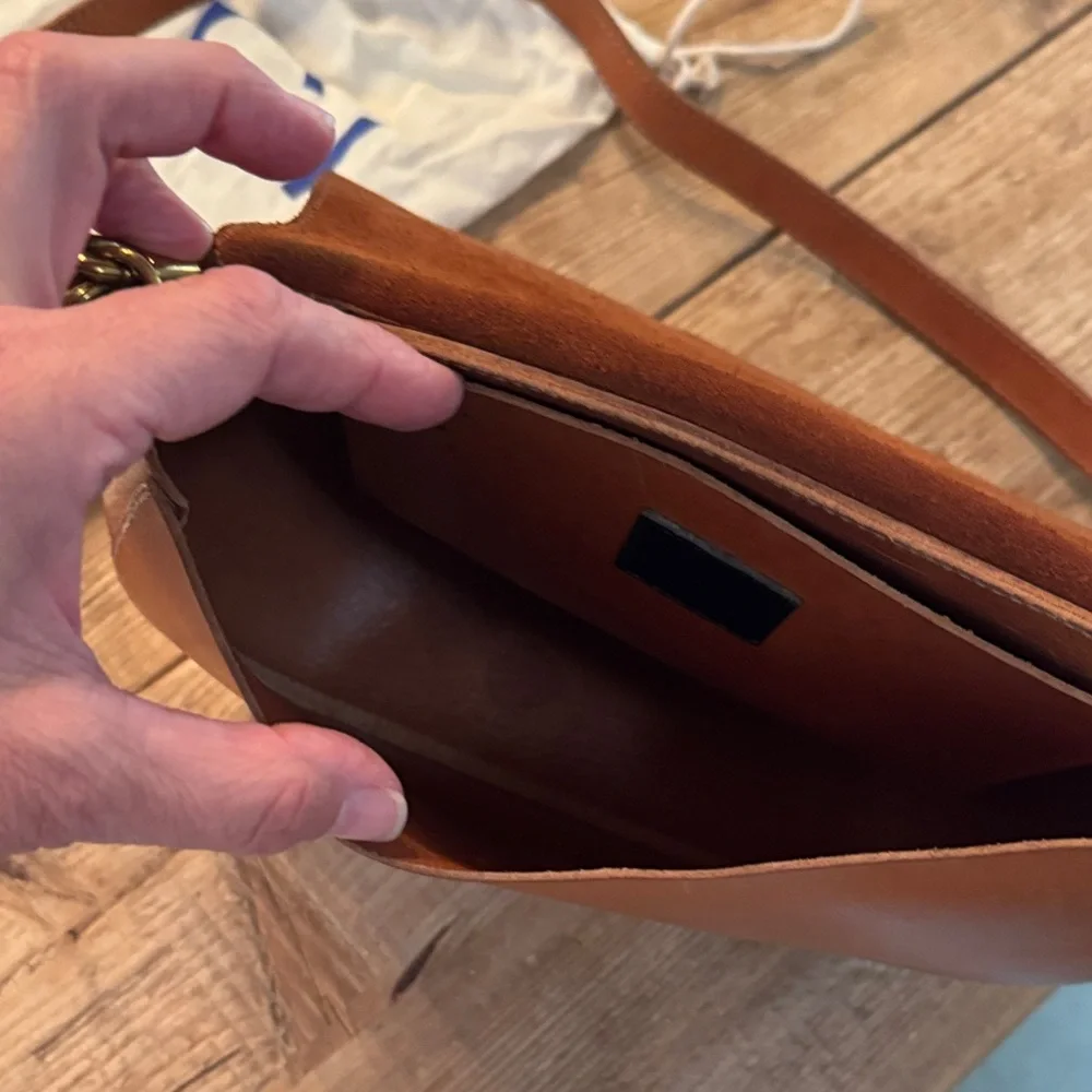 Elegant Tan Leather Shoulder Bag with Braided Accent - Picture 5 of 9